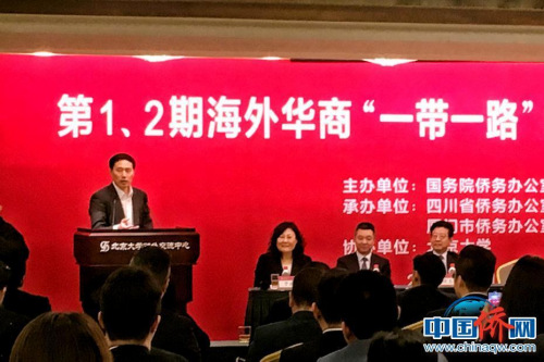 北京大学党委副书记讲述了自己出国学习的故事。刘立琨 摄